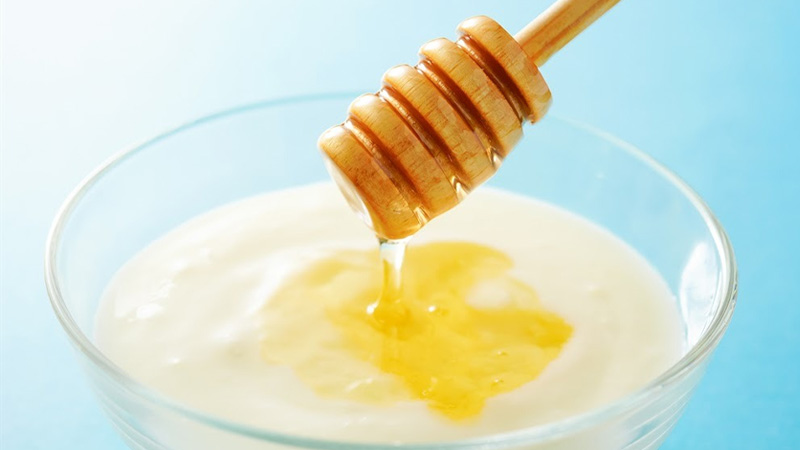 Ủ tóc với sữa chua và mật ong